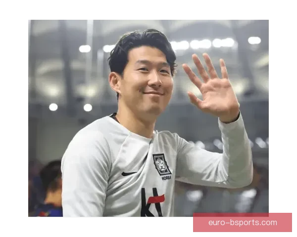 孙兴慜结束韩国国家队训练后耐心为球迷签名感动全场展现亲民风范